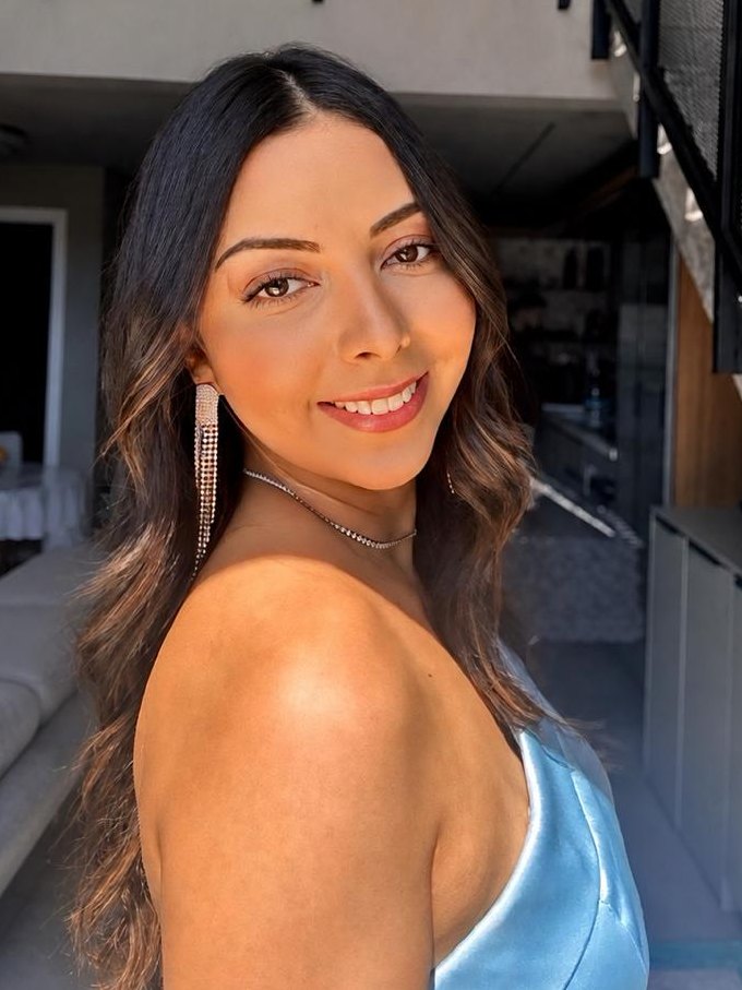 Renata Alves sorrindo